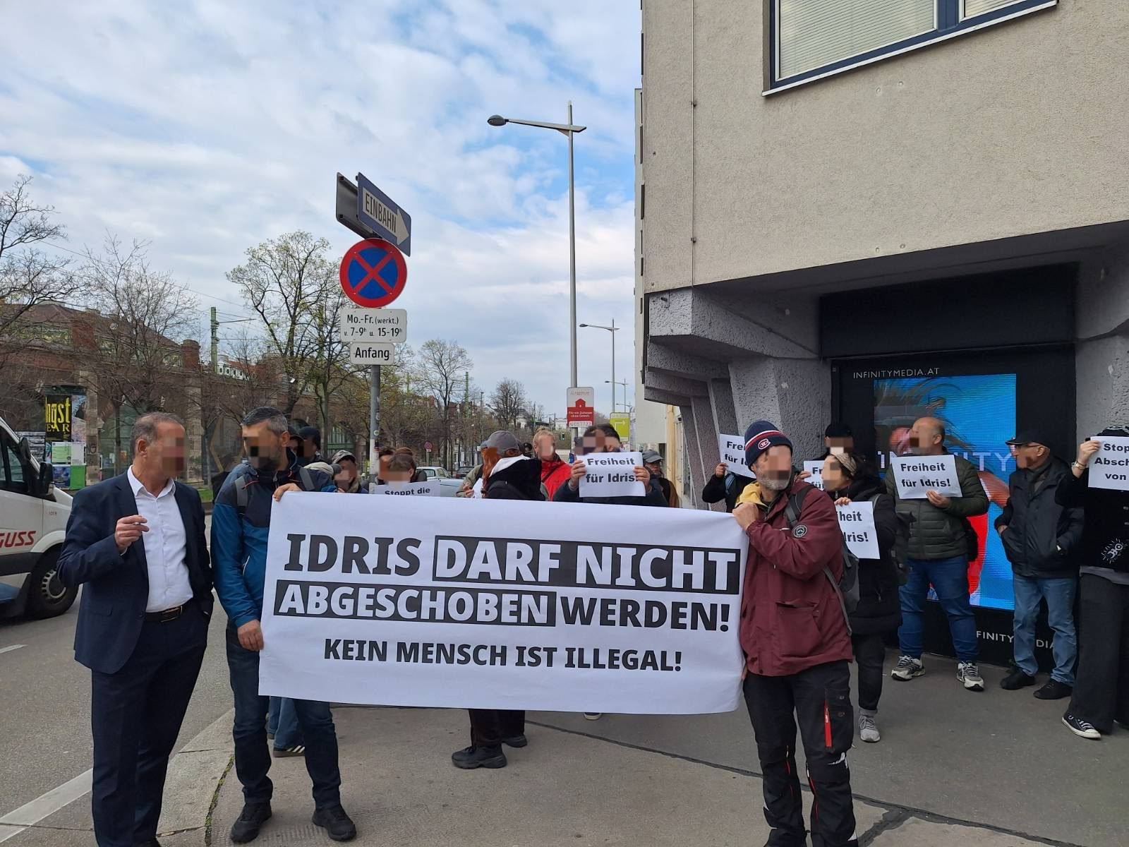 Bilder von der Kundgebung für Idris vor dem Polizeianhaltezentrum in Wien